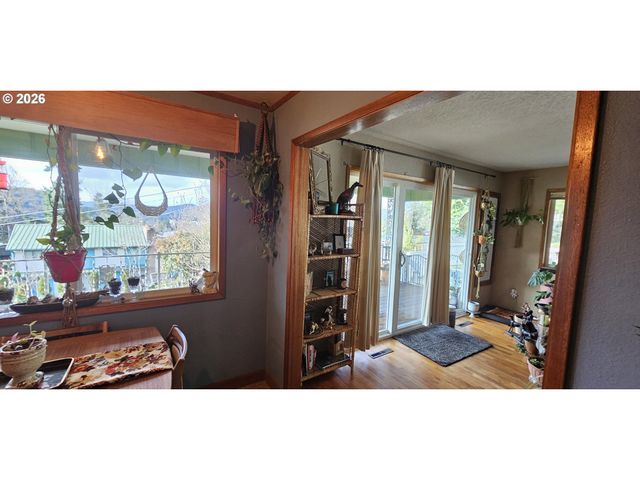 1123 Se HAWTHORNE Dr, Roseburg, OR 97470