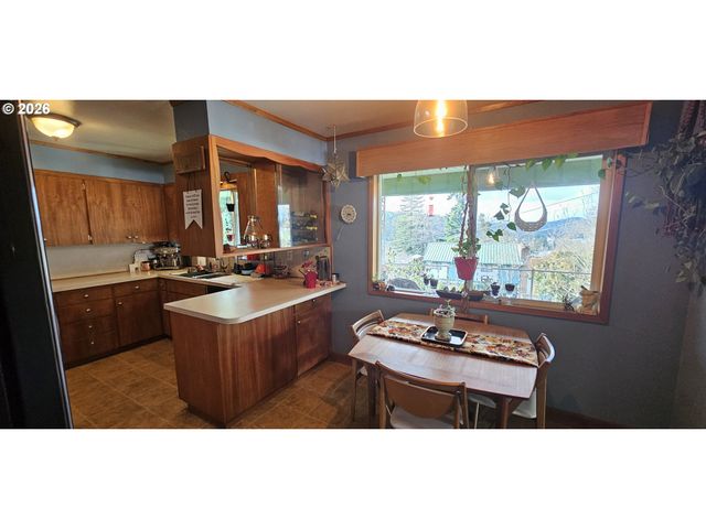 1123 Se HAWTHORNE Dr, Roseburg, OR 97470