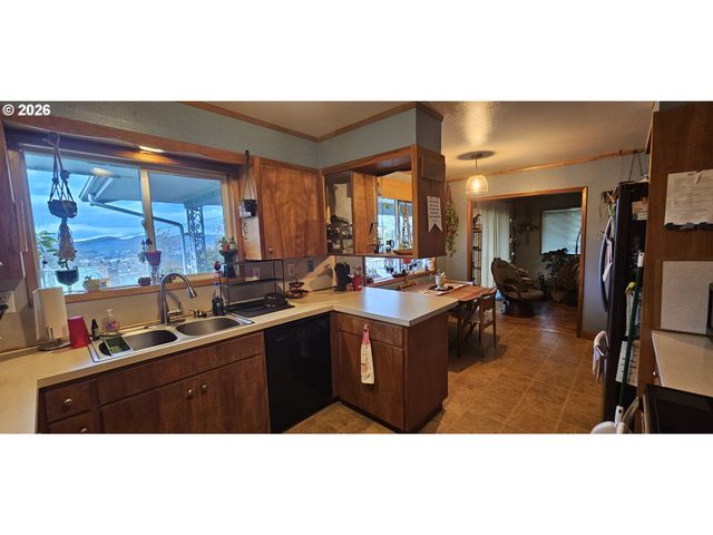 1123 Se HAWTHORNE Dr, Roseburg, OR 97470