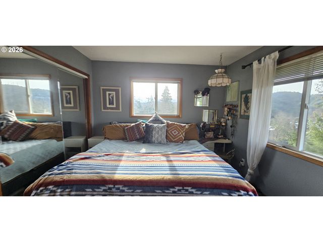 1123 Se HAWTHORNE Dr, Roseburg, OR 97470