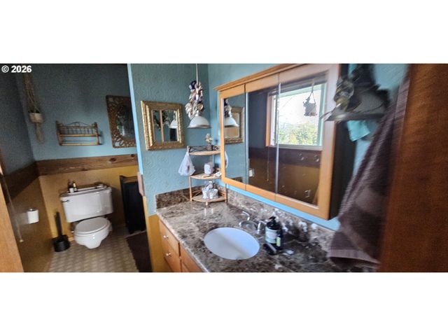 1123 Se HAWTHORNE Dr, Roseburg, OR 97470