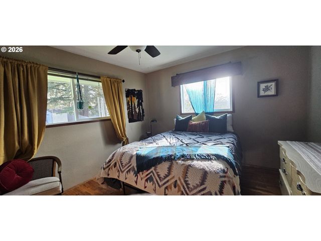 1123 Se HAWTHORNE Dr, Roseburg, OR 97470