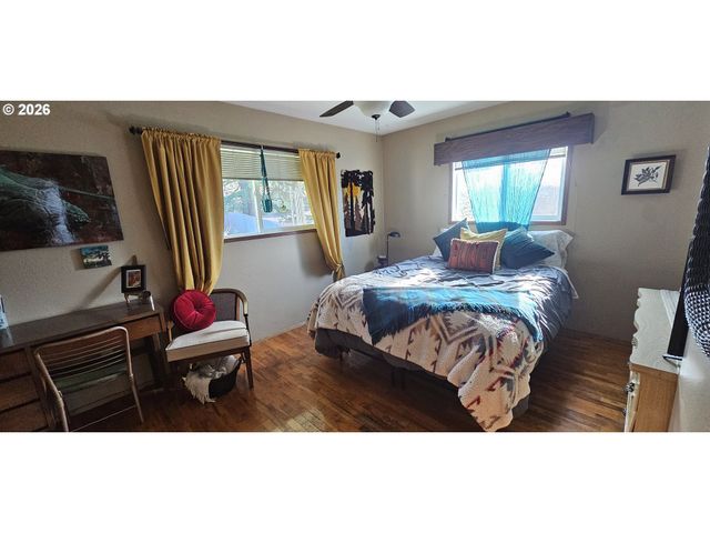 1123 Se HAWTHORNE Dr, Roseburg, OR 97470