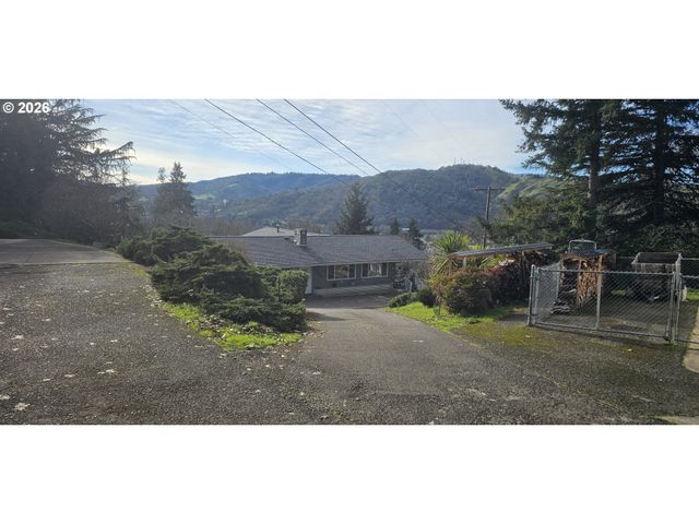 1123 Se HAWTHORNE Dr, Roseburg, OR 97470