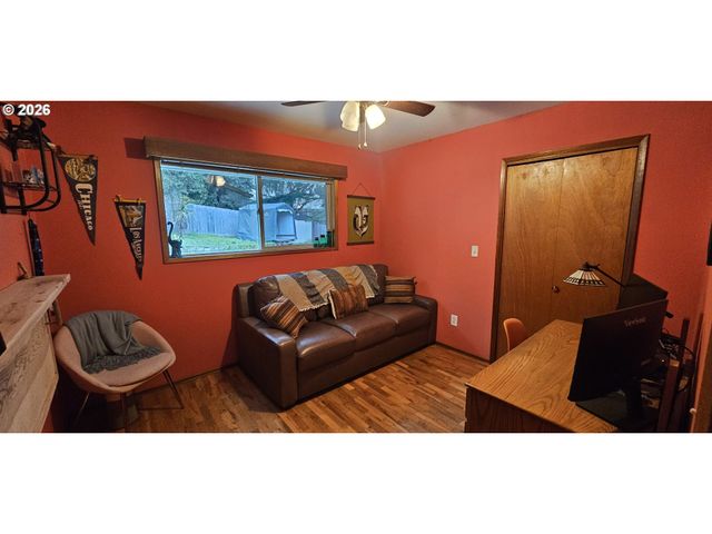 1123 Se HAWTHORNE Dr, Roseburg, OR 97470