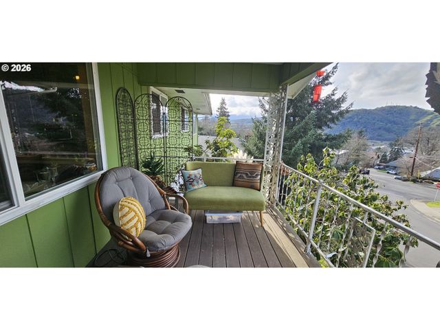 1123 Se HAWTHORNE Dr, Roseburg, OR 97470