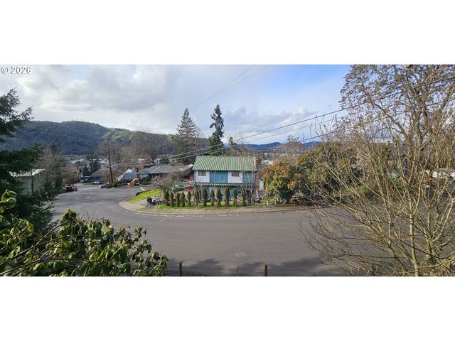 1123 Se HAWTHORNE Dr, Roseburg, OR 97470