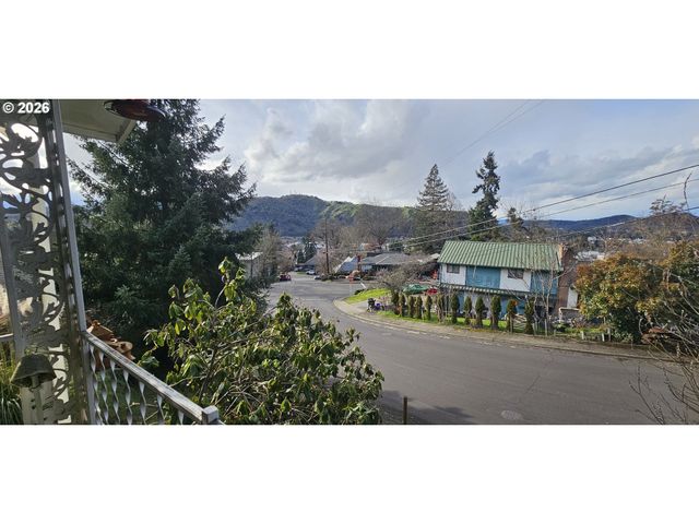 1123 Se HAWTHORNE Dr, Roseburg, OR 97470