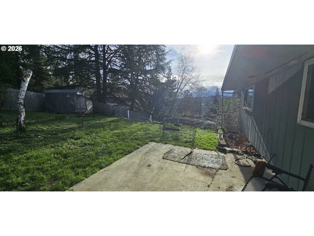 1123 Se HAWTHORNE Dr, Roseburg, OR 97470