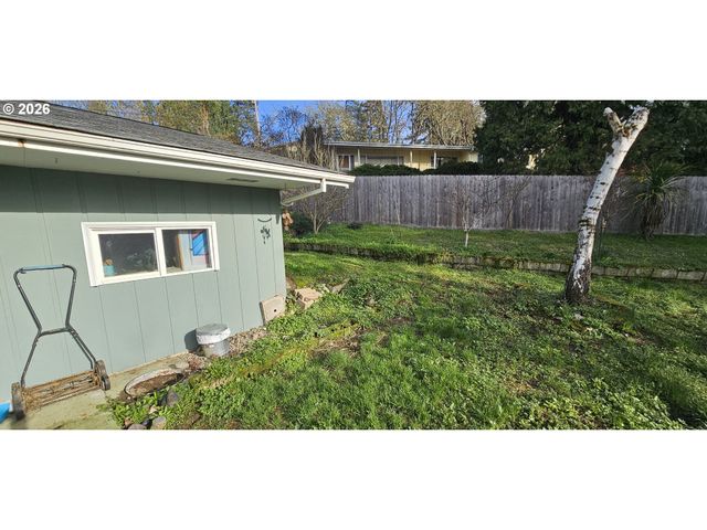 1123 Se HAWTHORNE Dr, Roseburg, OR 97470