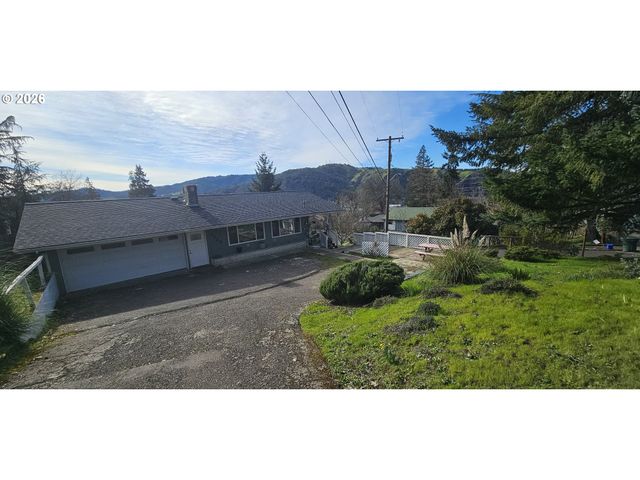 1123 Se HAWTHORNE Dr, Roseburg, OR 97470