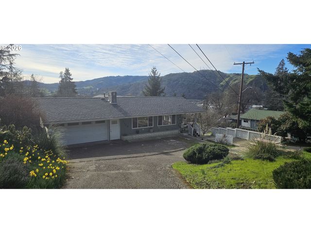 1123 Se HAWTHORNE Dr, Roseburg, OR 97470