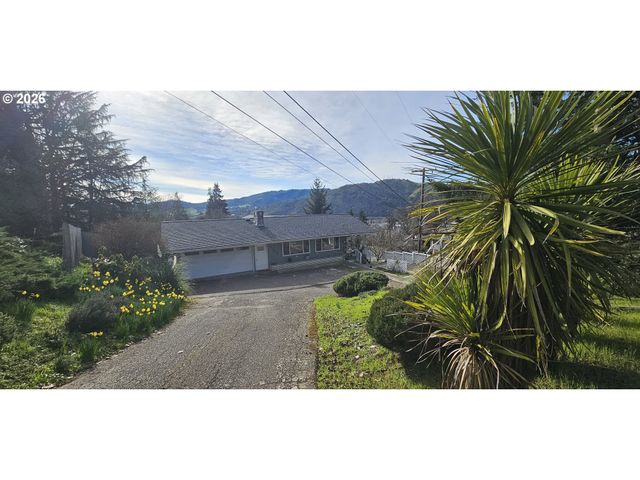 1123 Se HAWTHORNE Dr, Roseburg, OR 97470