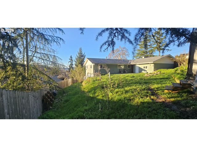 1123 Se HAWTHORNE Dr, Roseburg, OR 97470