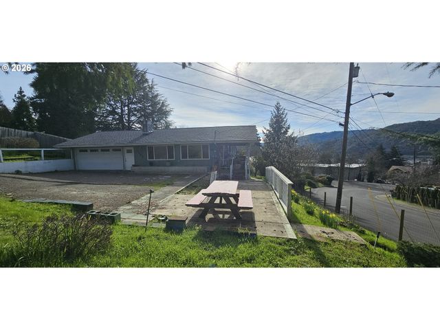 1123 Se HAWTHORNE Dr, Roseburg, OR 97470
