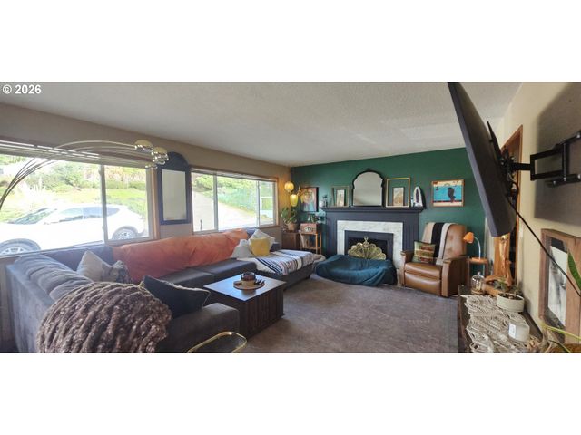 1123 Se HAWTHORNE Dr, Roseburg, OR 97470