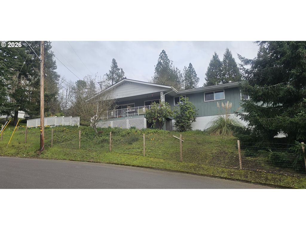 1123 Se HAWTHORNE Dr, Roseburg, OR 97470