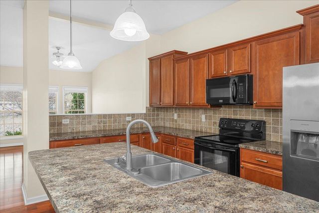285 Gleneagles Way, Versailles, KY 40383