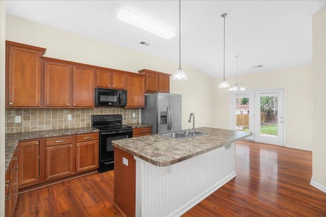 285 Gleneagles Way, Versailles, KY 40383
