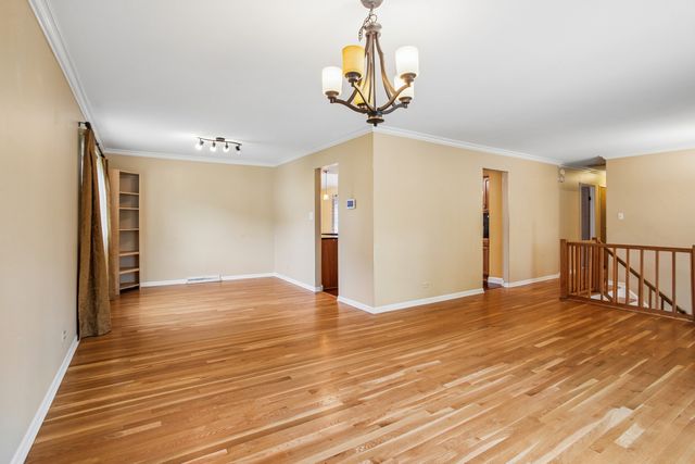 1062 E Williams Drive, Palatine, IL 60074