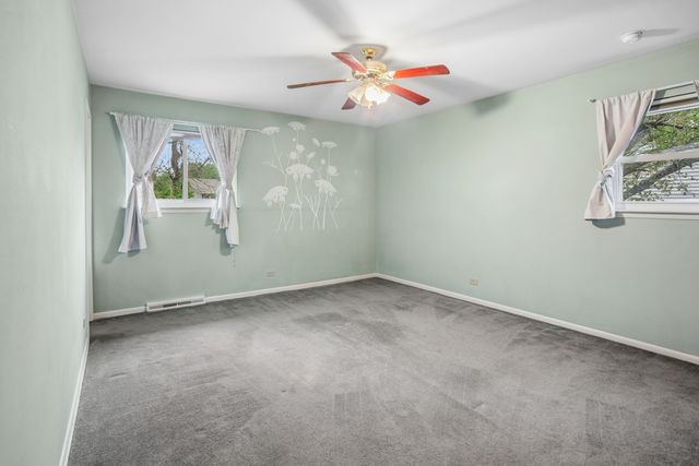 1062 E Williams Drive, Palatine, IL 60074