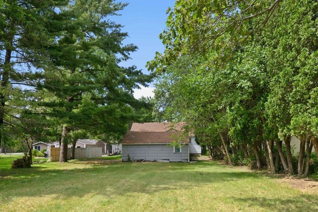 W376S5156 E PRETTY LAKE ROAD, Dousman, WI 53118