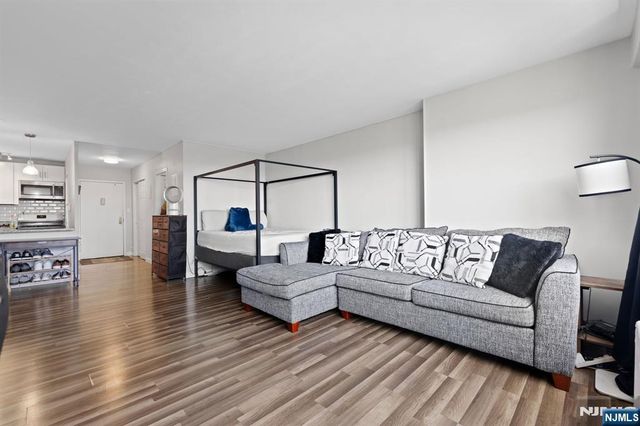 285 Aycrigg Avenue 15C, Passaic, NJ 07055
