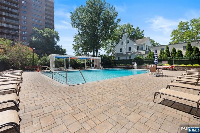285 Aycrigg Avenue 15C, Passaic, NJ 07055