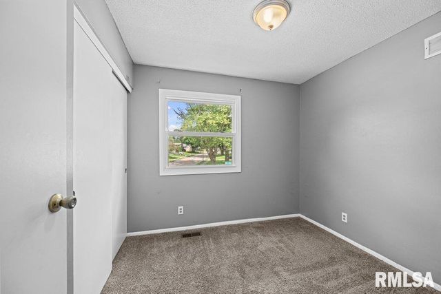 5824 HILLANDALE Road, Davenport, IA 52806