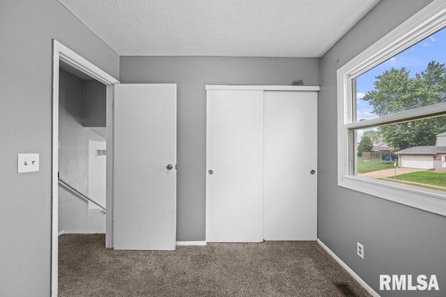 5824 HILLANDALE Road, Davenport, IA 52806