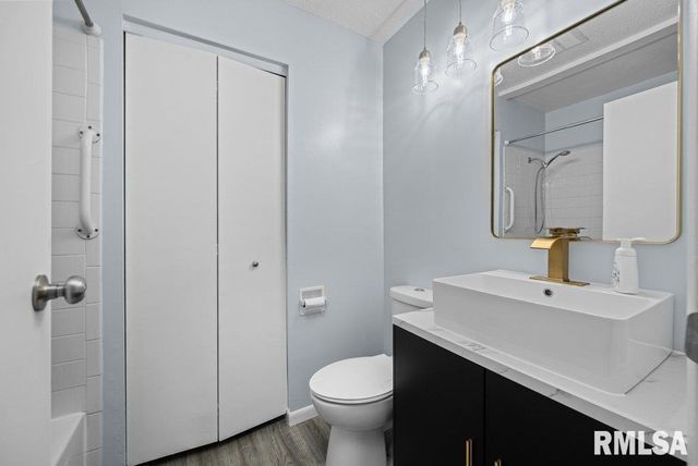 5824 HILLANDALE Road, Davenport, IA 52806