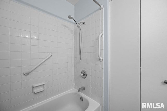 5824 HILLANDALE Road, Davenport, IA 52806