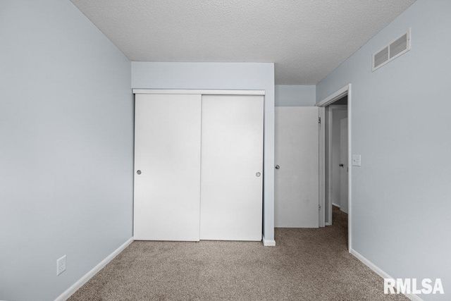 5824 HILLANDALE Road, Davenport, IA 52806