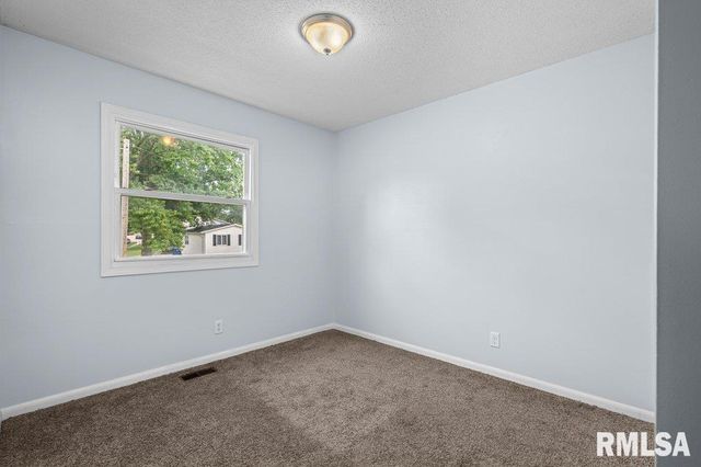 5824 HILLANDALE Road, Davenport, IA 52806