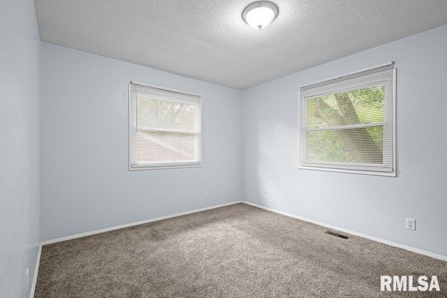 5824 HILLANDALE Road, Davenport, IA 52806