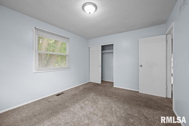 5824 HILLANDALE Road, Davenport, IA 52806