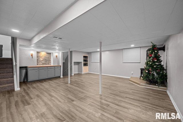 5824 HILLANDALE Road, Davenport, IA 52806