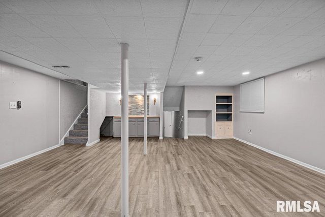 5824 HILLANDALE Road, Davenport, IA 52806