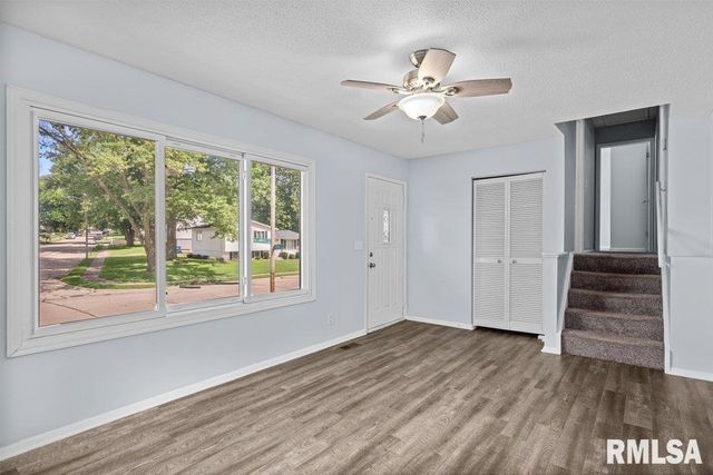 5824 HILLANDALE Road, Davenport, IA 52806