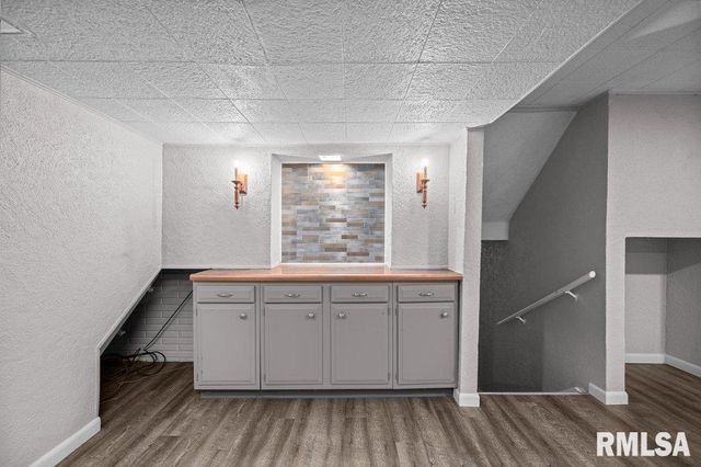 5824 HILLANDALE Road, Davenport, IA 52806