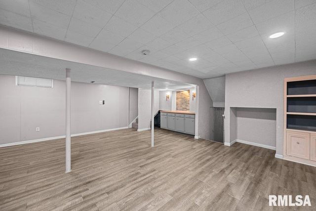 5824 HILLANDALE Road, Davenport, IA 52806