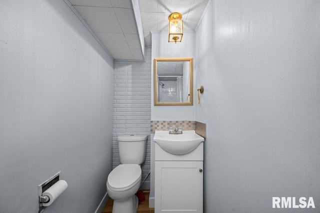 5824 HILLANDALE Road, Davenport, IA 52806