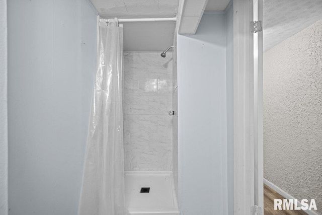 5824 HILLANDALE Road, Davenport, IA 52806