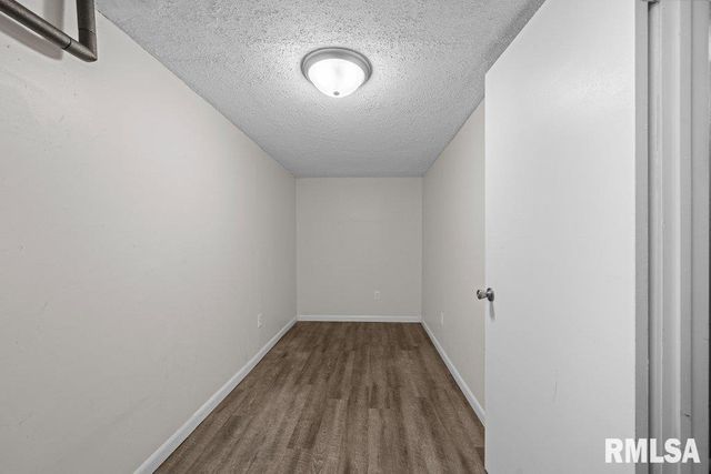 5824 HILLANDALE Road, Davenport, IA 52806