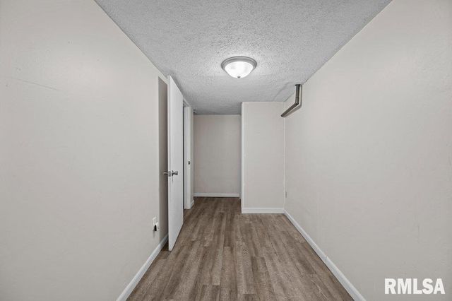 5824 HILLANDALE Road, Davenport, IA 52806