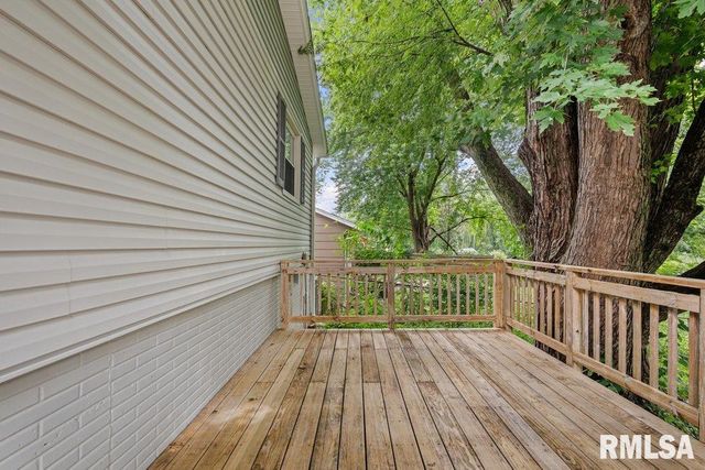 5824 HILLANDALE Road, Davenport, IA 52806