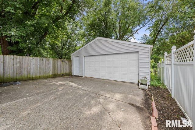 5824 HILLANDALE Road, Davenport, IA 52806
