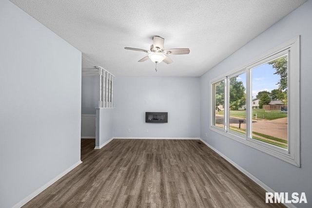 5824 HILLANDALE Road, Davenport, IA 52806