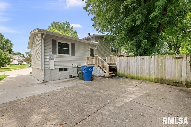 5824 HILLANDALE Road, Davenport, IA 52806