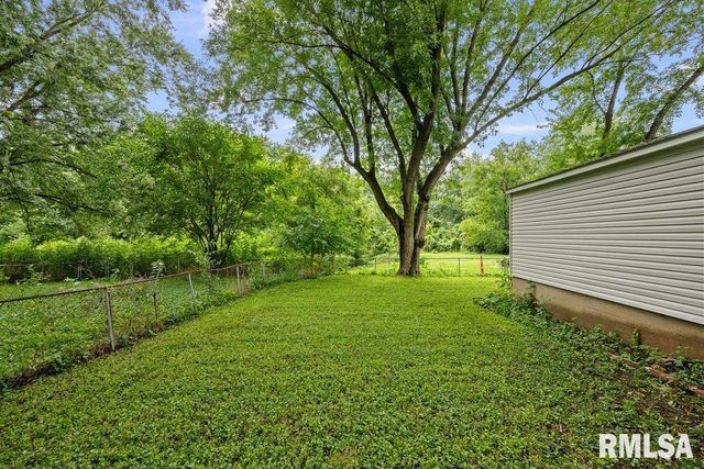 5824 HILLANDALE Road, Davenport, IA 52806